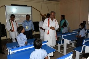 मुख्यमंत्री  भूपेश बघेल ने कुसमी के स्वामी आत्मानन्द इंग्लिश मीडियम स्कूल के बच्चों से चर्चा कर प्रवेश, पढ़ाई, परीक्षा की जानकारी ली...