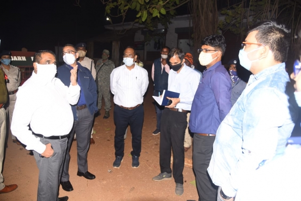 संभागायुक्त और आईजी ने किया साल्हेवारा बॉर्डर इलाकों में चेक पोस्ट का निरीक्षण कहा अवैध धान पर करें कार्रवाई,