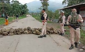 हिंसाग्रस्त मणिपुर के इंफाल ईस्ट और इंफाल वेस्ट जिलों में आज दोपहर तक कर्फ्यू में ढील