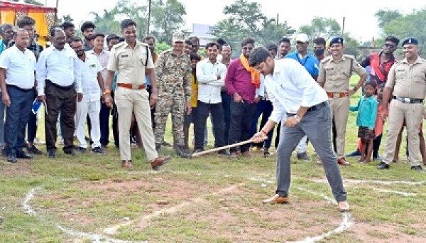 छत्तीसगढ़िया ओलंपिक: कलेक्टर और एसपी ने गिल्ली डंडा में आजमाया हाथ, खिलाड़ियों का किया उत्साहवर्धन