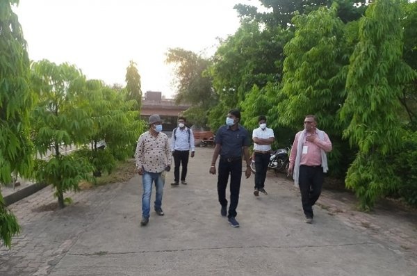 रिसाली मुक्तिधाम में बनेगा विद्युत शवदाह गृह ,जान जोखिम में डालकर अंतिम संस्कार करने वाले कोरोना योद्धा का आयुक्त ने बढ़ाया हौसला