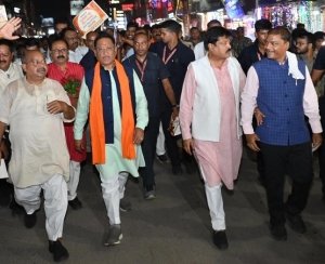 जीएसटी बचत उत्सव का जायजा लेने बाजार पहुंचे मुख्यमंत्री साय