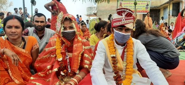 मुख्यमंत्री कन्या विवाह योजना - कोरोना काल के चलते अलग-अलग स्थलों पर चुनिंदा जोड़ों का हो रहा विवाह, परिणय सूत्र में आज 52 जोड़े बंधे