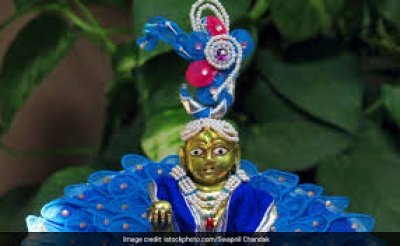 लड्डू गोपाल को भोग लगाते वक्त करें इस मंत्र का जाप, मिलेगा सुख समृद्धि का आशीर्वाद, जान लें भोग के नियम