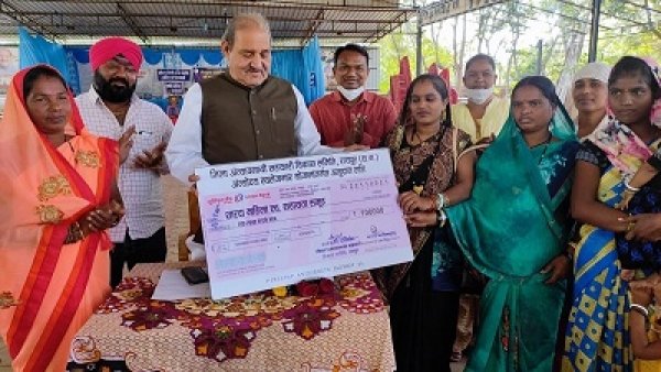शारदा महिला स्व-सहायता समूह को एक लाख का चेक प्रदाय