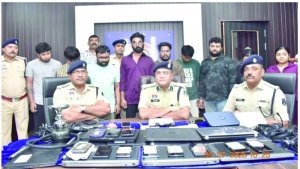 भिलाई में अंतरराष्ट्रीय साइबर ठगी रैकेट का पर्दाफाश: दो युवतियों सहित 9 आरोपी गिरफ्तार, कॉल सेंटर से अमेरिका-कनाडा के नागरिकों से ठगी