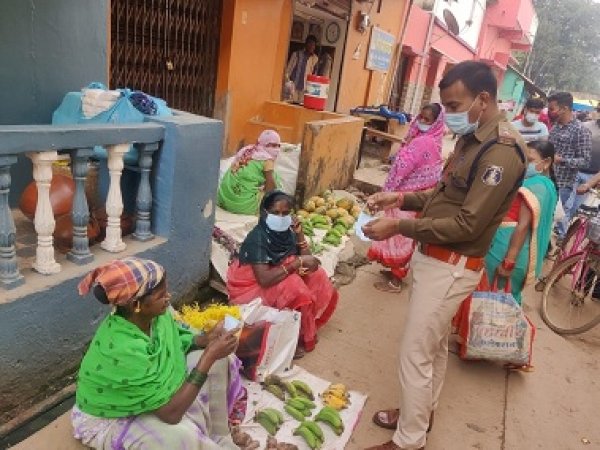 पुलिस चला रही है, "मास्क अप कोंडागांव" अभियान , कोंडागांव पुलिस ने ग्रामीणों को बांटे 700 मास्क