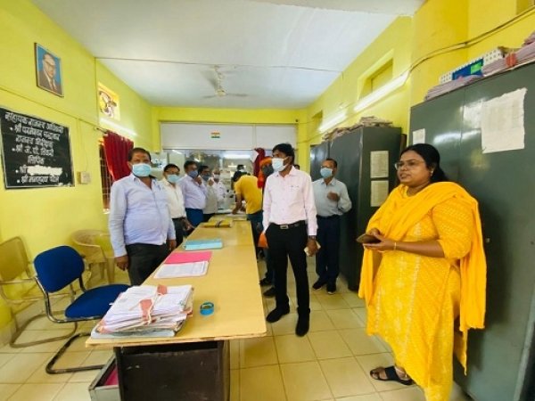 निगमायुक्त प्रकाश सर्वे ने जोन कार्यालय का किया औचक निरीक्षण