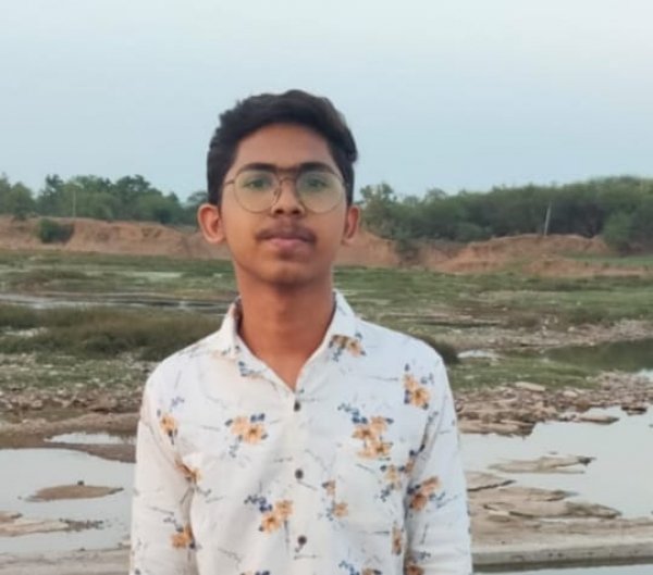 मुख्यमंत्री से मिलकर गरीब परिवार के होनहार छात्र योगेश साहू के लिए आईआईटी की पढ़ाई की राह हुई आसान