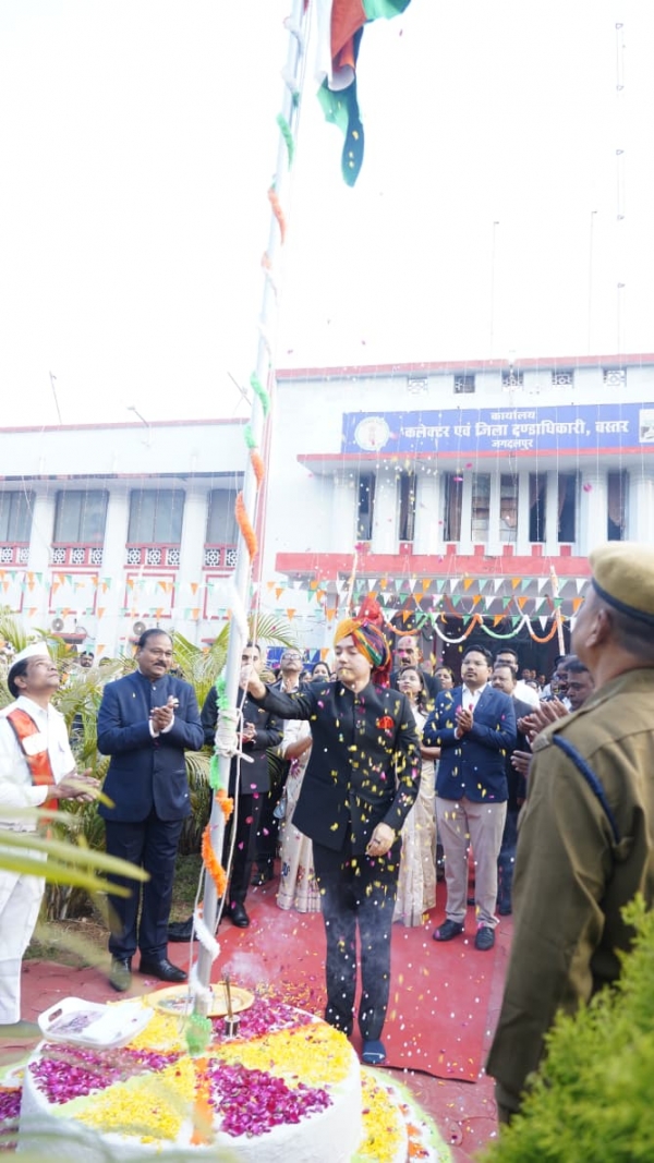 कलेक्टोरेट में कलेक्टर आकाश छिकारा ने किया ध्वजारोहण