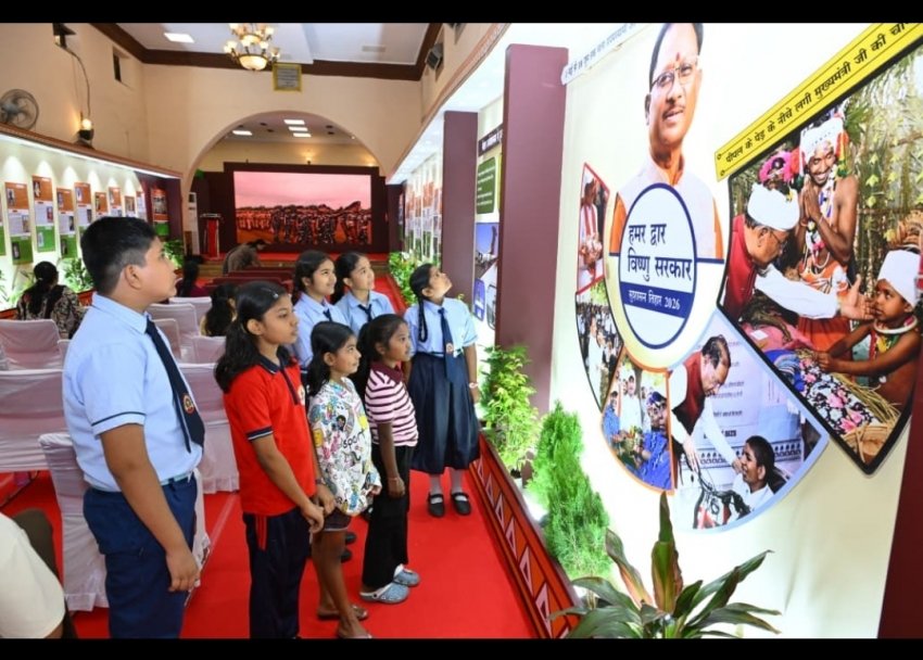 विद्यार्थियों ने देखी स्वतंत्रता संग्राम सेनानियों और ‘वंदे मातरम्’ पर आधारित छायाचित्र प्रदर्शनी