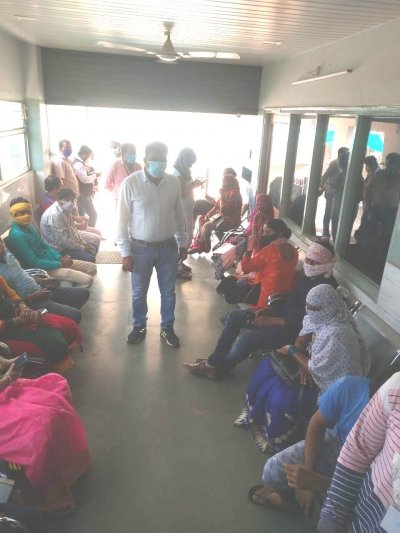 सुराज हॉस्पिटल में उड़ रही सामाजिक दुरी की धज्जी  //आपदा में अवसर//