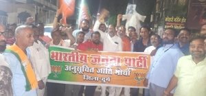 रायपुर में एससी, एसटी युवाओं द्वारा निर्वस्त्र प्रदर्शन , समर्थन में दुर्ग जिला भाजयुमो ने किया मुख्यमंत्री भूपेश बघेल का पुतला दहन