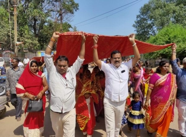 राजेन्द्र साहू ने कराया कन्याभोज , विधायक वोरा ने कन्यामाताओं को पहनाई चुनरी