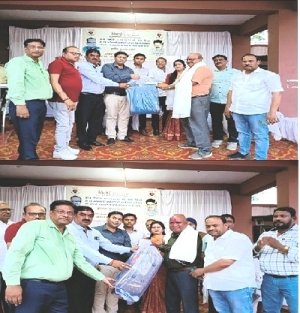 महापौर,प्रभारी आयुक्त एवं सभापति ने सेवानिवृत्त कार्यपालन अभियंता व कर्मशाला अधीक्षक एवं अन्य सेवानिवृत्त कर्मचारियों का शाल श्रीफल भेंटकर किया सम्मान
