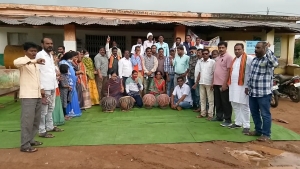 भाजपाइयों ने नगाड़ा बजाकर, खाद बीज की कमी का किया विरोध