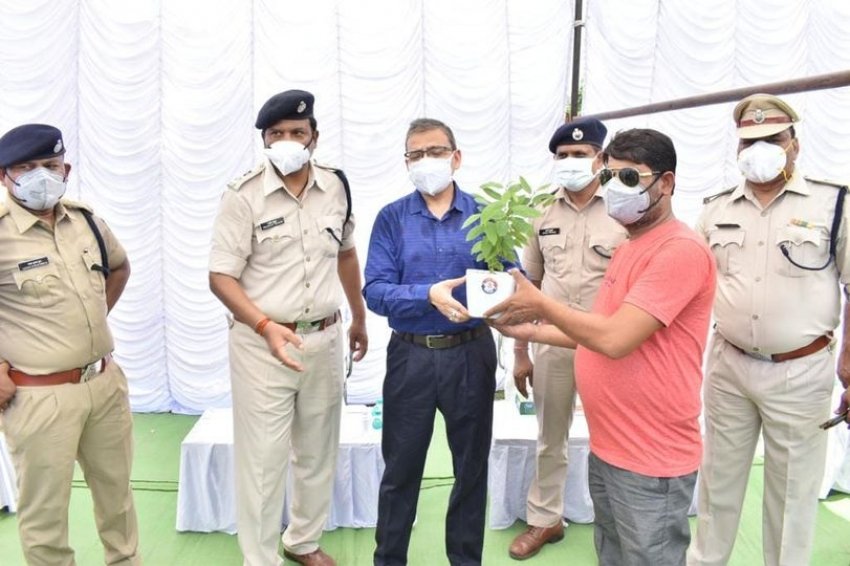 कोरोना संक्रमण से दिवंगत हुए पुलिसकर्मियों के स्मृति में वारियर्स पार्क का आईजी ने किया उद्घाटन