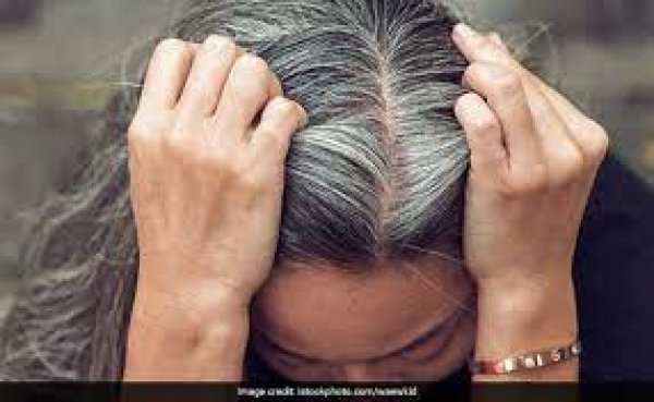 झट से सफेद बालों को करना है काला, तो अपनाएं Black Tea का ये आसान तरीका