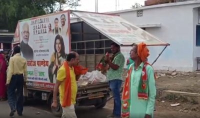 धर्म के मंच से चुनाव प्रचार , प्रत्याशी को मिला नोटिस  पंडित धीरेंद्र कृष्ण शास्त्री के कथा स्थल पर खुलेआम चुनाव प्रचार