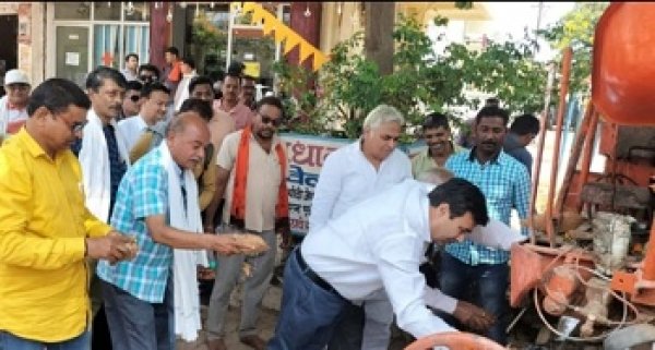 वार्ड 43 आदर्श नगर विभिन्न मार्गों में विकास कार्य प्रगति पर,विधायक ने नारियल फोड़कर किया 19 लाख से डामरीकरण प्रारंभ