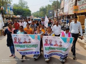 राज्य सरकार के एक वर्ष पूर्णता पर इंदिरा मार्केट चौक में उपमुख्यमंत्री व प्रभारी मंत्री विजय शर्मा ने विधायक गजेंद्र यादव,ललित चन्द्राकर, ईश्वर साहू के साथ झंडी दिखाकर स्वच्छता रैली को किया रवाना: