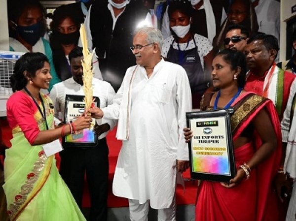 मुख्यमंत्री ने दंतेवाड़ा नेक्सट यानी डेनेक्स के नये यूनिट का कटेकल्याण में शुभारंभ किया