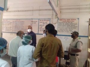 उतई और निकुम के सामुदायिक स्वास्थ्य केंद्र पहुंचे कलेक्टर