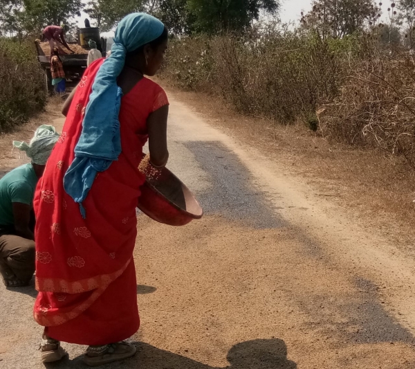 सडक मरम्मत के नाम पर लिपापोती , बजरी गिट्टी के जगह रेत व डामर आईल का किया जा रहा प्रयोग