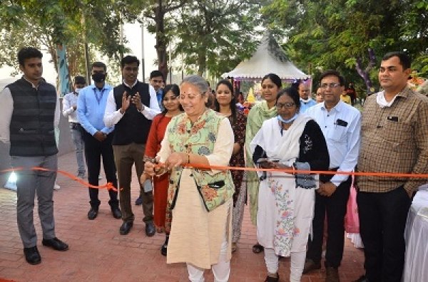 रायपुर : राज्य महिला आयोग अध्यक्ष ने किया बूढ़ातालाब परिसर में छायाचित्र प्रदर्शनी का शुभारंभ