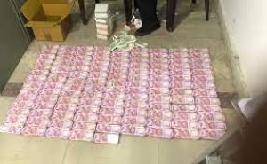 Noida: पूर्व IPS के घर पर आयकर का छापा, बेसमेंट में मिले 2000 और 500 के सैकड़ों नोट..