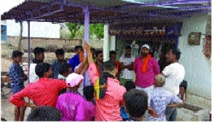 खेतों की सुरक्षा में ग्रामीण किसानों ने लगाई फेंसिंग  बजरंग दल ने दी सभ्य रुप से रक्षा करने की समझाइश