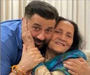 जब सनी देओल ने बताया क्यों पत्नी पूजा लाइमलाइट से रहती हैं दूर, मां प्रकाश कौर भी कम आती हैं नजर