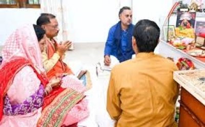 छत्तीसगढ़ के मुख्यमंत्री साय ने 33 वे वैवाहिक वर्षगाँठ पर पत्नी श्रीमती कौशल्या साय संग की इष्टदेव की पूजा