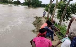 मोतिहारी जिले में मंडरा रहा बाढ़ का खतरा, ग्रामीणों के गुस्से का शिकार हुए अधिकारी