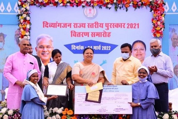उत्कृष्ठ कार्यों के लिए दिव्यांगजन एवं संस्थाएं हुई सम्मानित