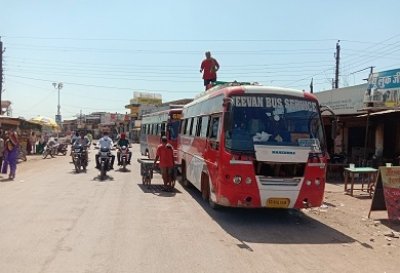 बस स्टैंड न जाकर चौक में रुक रही बसें, अस्थाई ठेलों के चलते विवाद