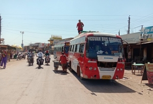 बस स्टैंड न जाकर चौक में रुक रही बसें, अस्थाई ठेलों के चलते विवाद