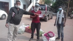 संडे के दिन बाजार न लगे इसलिए अधिकारियों ने दी दबिश