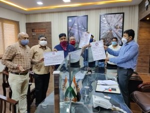 कलेक्टर के आश्वासन के बाद व्यापारियों का प्रदर्शन स्थगित