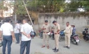 फिर खाकी बदनाम! कानपुर में वसूली से परेशान सब्जी विक्रेता ने की खुदकुशी; मौके पर भिड़े विधायक और पुलिसवाले
