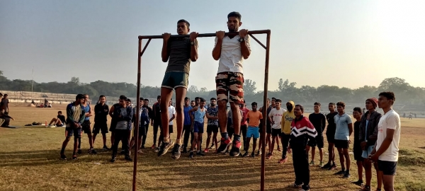 आर्मी भर्ती रैली की अंतिम तैयारियों में जुटे प्रतिभागी, प्रशिक्षकों और प्रतियोगी कर रहे कड़ी मेहनत