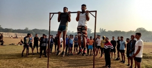 आर्मी भर्ती रैली की अंतिम तैयारियों में जुटे प्रतिभागी, प्रशिक्षकों और प्रतियोगी कर रहे कड़ी मेहनत