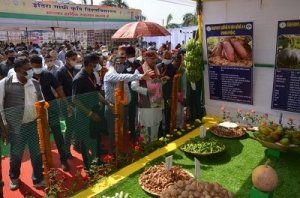 चिराग परियोजना के शुभारंभ पर मुख्यमंत्री ने कृषि मड़ई में विभागीय स्टालों का अवलोकन किया