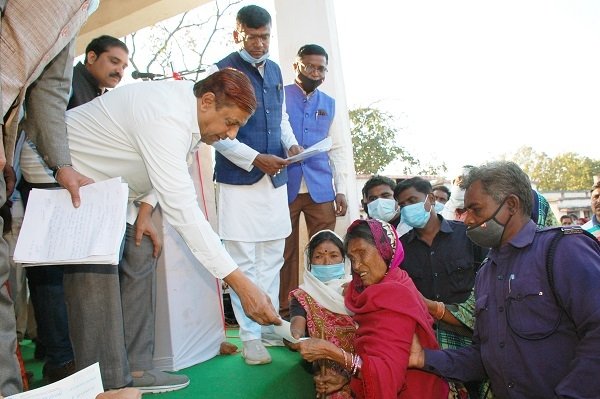 कवर्धा  : कैबिनेट मंत्री  मोहम्मद अकबर ने एक विपत्तिग्रस्त परिवार को किया दो-दो लाख, कुल 4 लाख रूपए का चेक वितरण किया