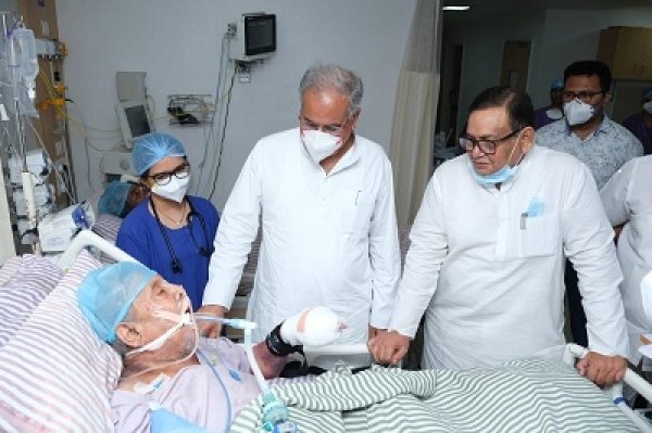 मुख्यमंत्री ने अस्पताल पहुंचकर श्री विद्यासागर अग्रवाल के  स्वास्थ्य की जानकारी ली