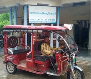 विवाह के पश्चात योजना से मिली प्रोत्साहन राशि से ई-रिक्शा खरीद हेमंत ने किया स्वयं को सशक्त