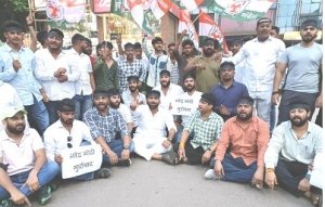 युवा कांग्रेस द्वारा पीएम नरेंद्र मोदी के बयान पर राजधानी के जय स्तंभ चौक पर किया पुतला दहन