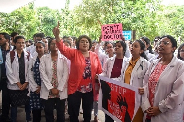 जूनियर डॉक्टरों की अनिश्चितकालीन हड़ताल के कारण राज्य भर में चिकित्सा सेवाएं प्रभावित