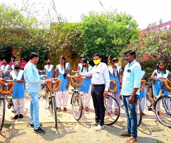 रायगढ़ : जिला पंचायत अध्यक्ष श्री निराकार पटेल ने छात्राओं को वितरित किया सरस्वती सायकल