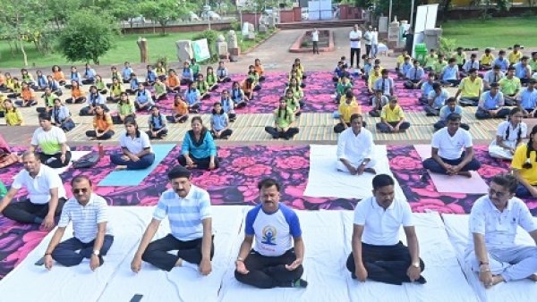 सिविक सेंटर में मनाया गया 11वां अंतरराष्ट्रीय योग दिवस, नागरिकों ने बढ़-चढ़कर लिया भाग